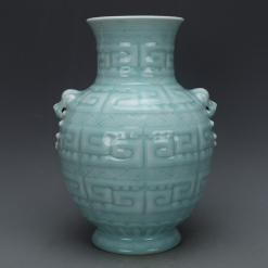 豆青釉刻花狮耳尊 