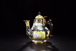 清末：“雍正年制”款铜胎绘珐琅黄地花卉纹茶壶 