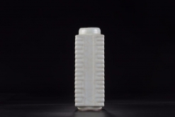 官窑  琮式瓶 尺寸：高24口径9厘米。瓶体线条挺拔、方圆并用铁