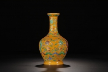 大明成化年制款 素三彩黄釉花卉纹胆瓶